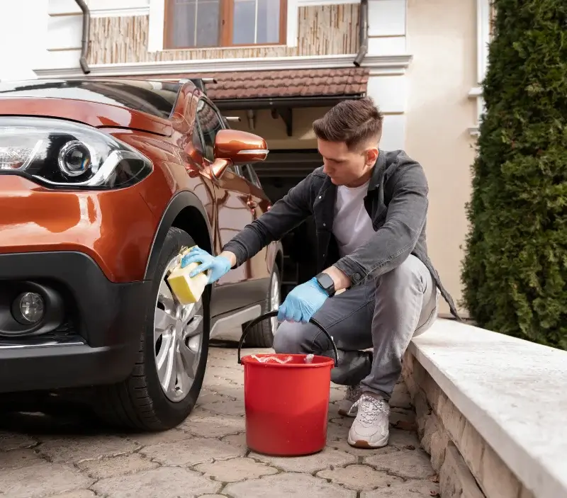 Lavage auto à domicile Montpinchon : professionnel intervenant sur un véhicule
